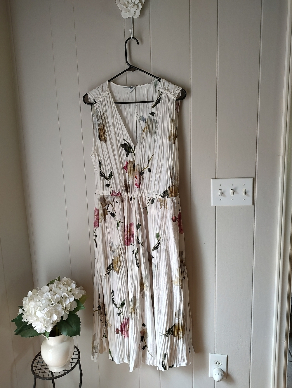 Vince Peony Pleated V-neck Sleeveless Summer Floral Dress Large Retails For $425